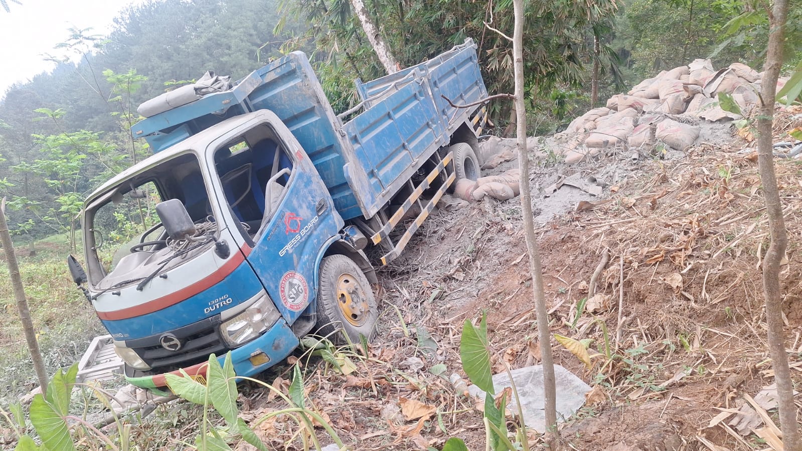 Truk Pengangkut Semen Terperosok ke Tebing Sedalam 10 Meter di Kandangserang