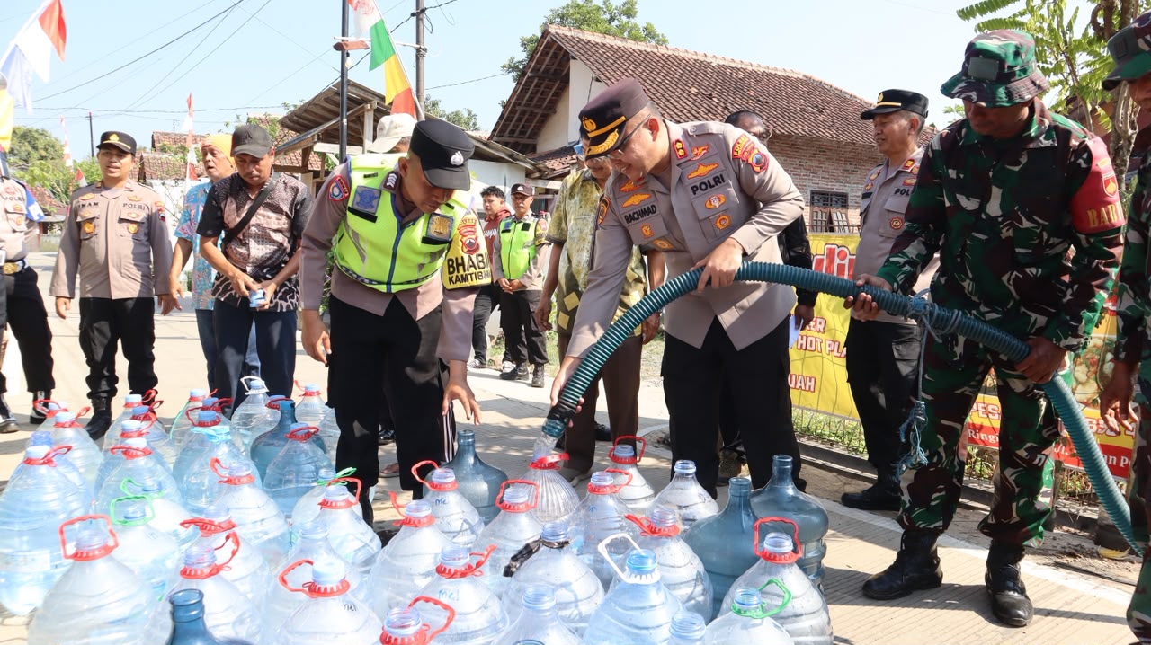 Polres Pekalongan Salurkan 13.000 Liter Air Bersih untuk Warga Terdampak Kekeringan di Sragi