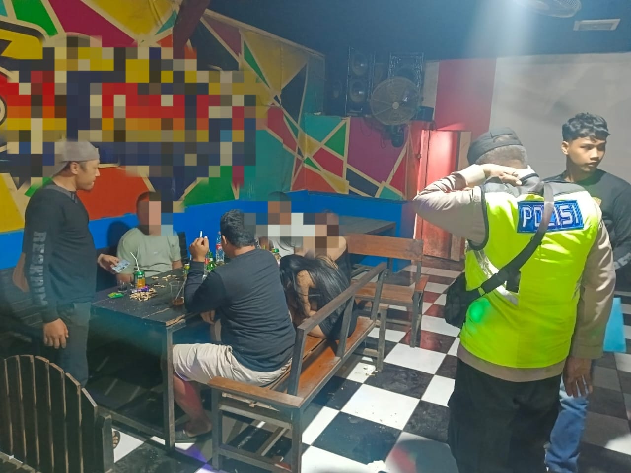 Tindak Lanjuti Video Viral, Polsek Wiradesa Razia Kafe, Enam Botol Miras Diamankan
