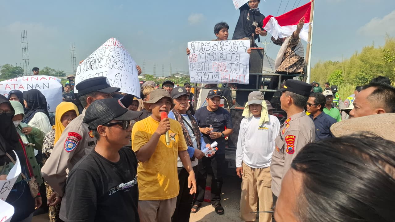 Polisi Kawal Mediasi Warga dengan PT Arunika, Proyek Pabrik di Siwalan Dihentikan Sementara